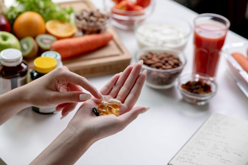 Eine professionelle Ernährungsberaterin überprüft Nahrungsergänzungsmittel in der Hand, umgeben von einer Vielzahl von Früchten, Nüssen, Gemüse und Nahrungsergänzungsmitteln auf dem Tisch