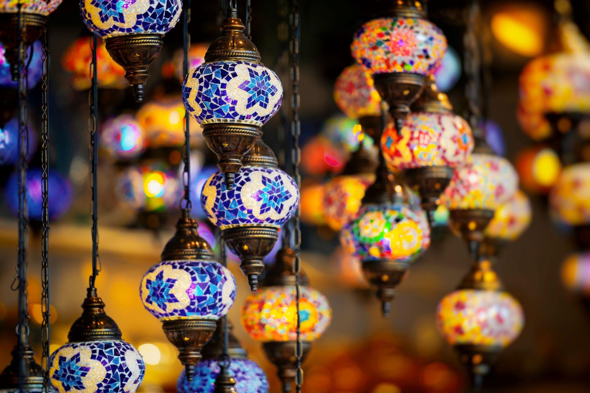 Bunte orientalische Lampen auf einem Markt in Dubai.