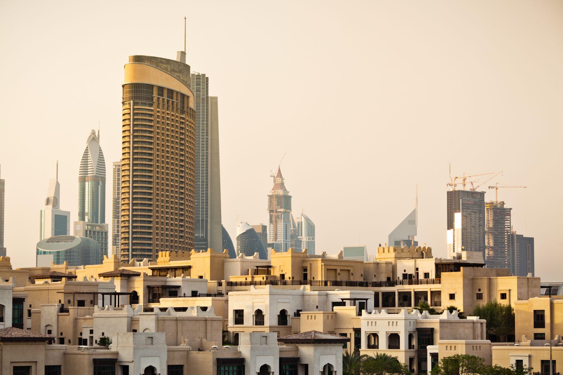 Traditionelle Architektur vor Dubais moderner Skyline.