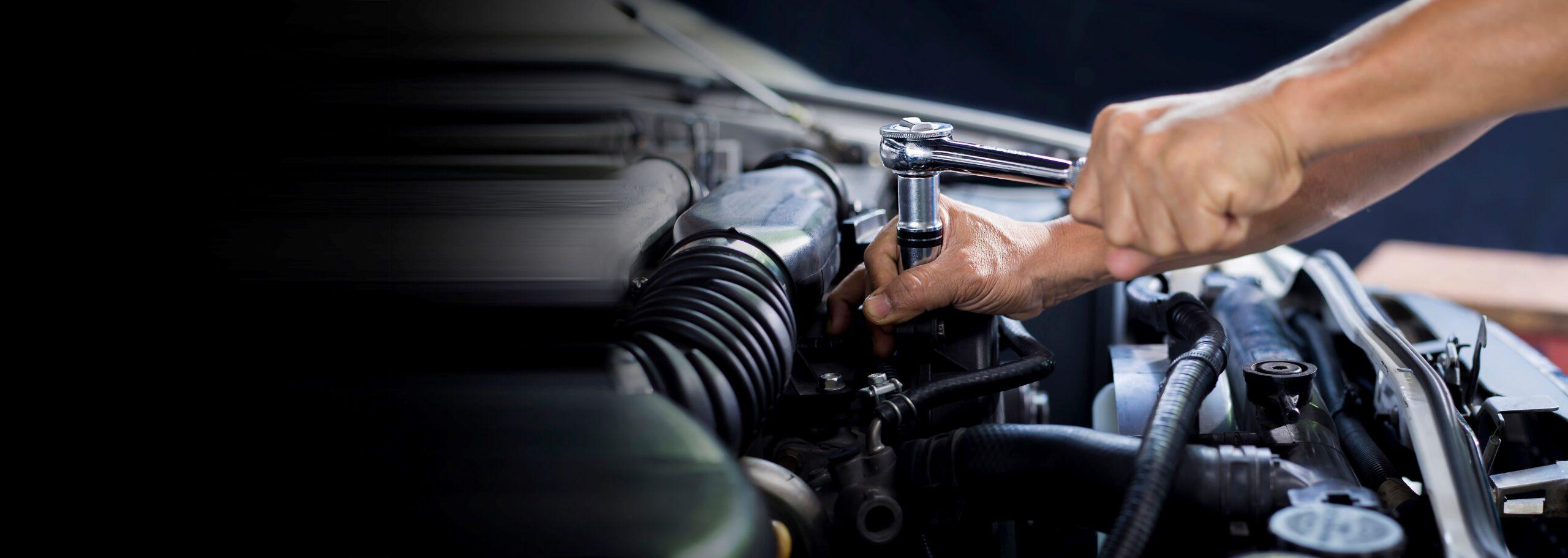 Automechaniker, der am Automotor arbeitet, Konzept für die Fahrzeugwartung.