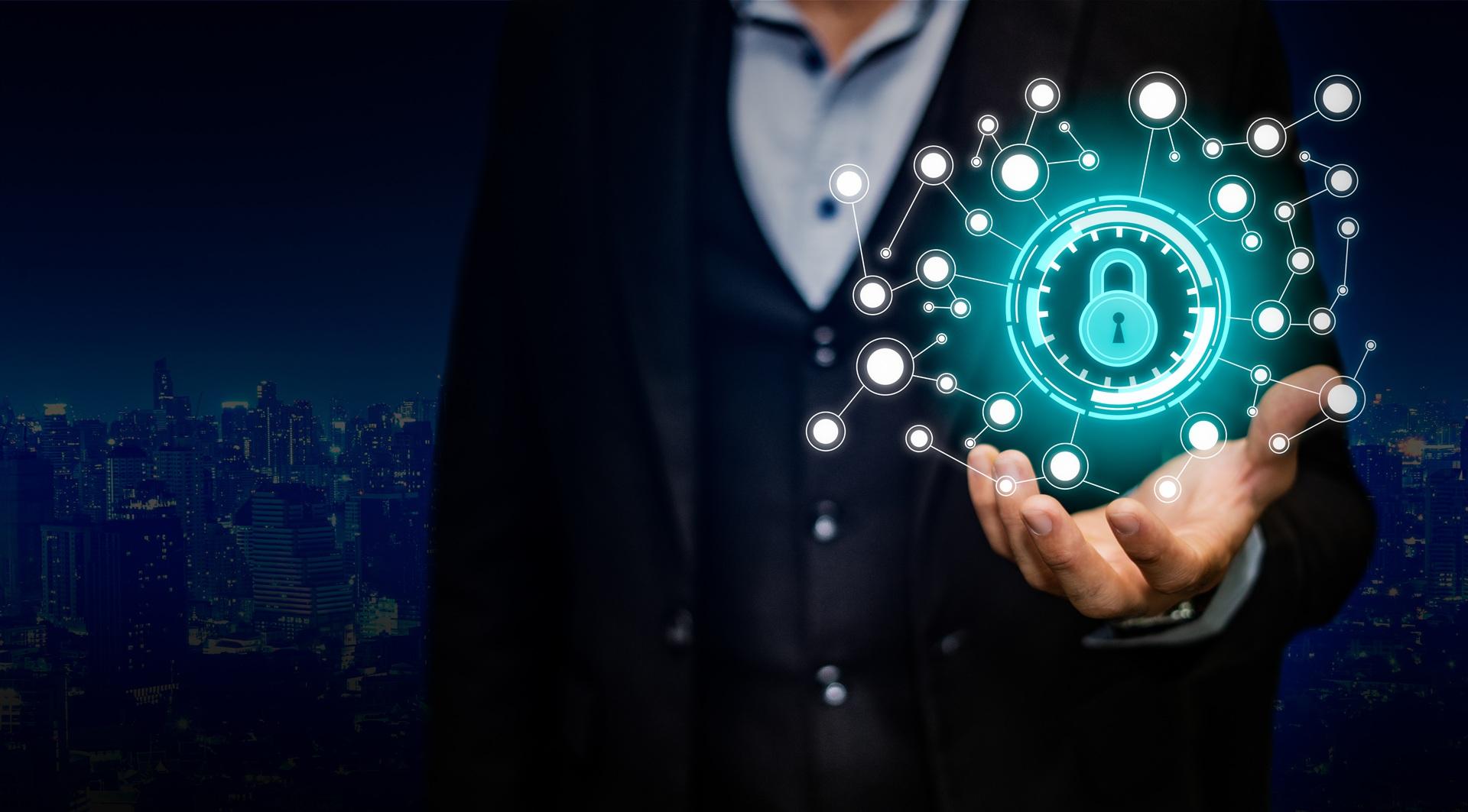 E-Learning Cybersecurity mit Sicherheitssymbol in der Hand