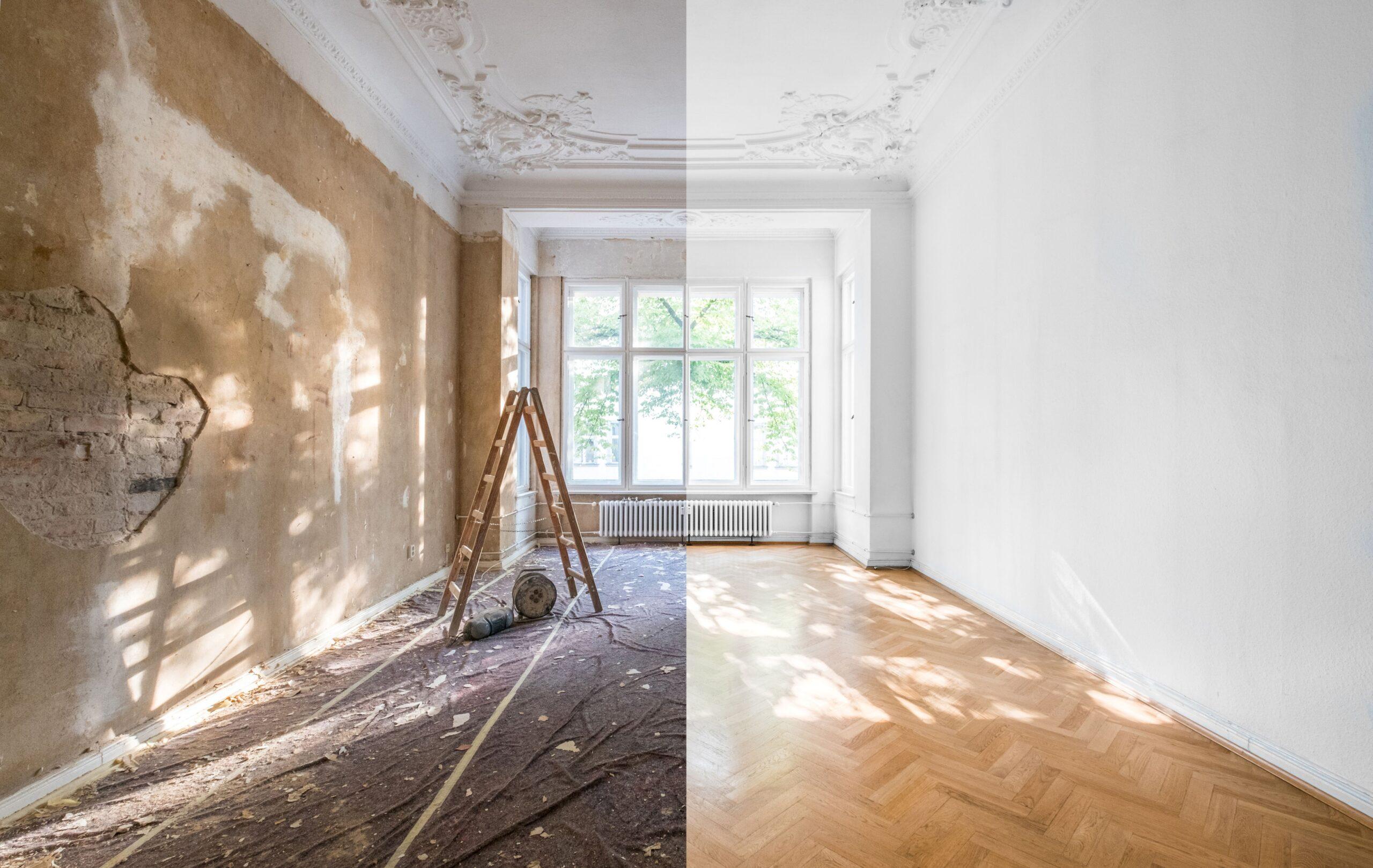 Vorher-nachher-Vergleich eines sanierten Altbauzimmers mit Stuckdecke und großem Fenster
