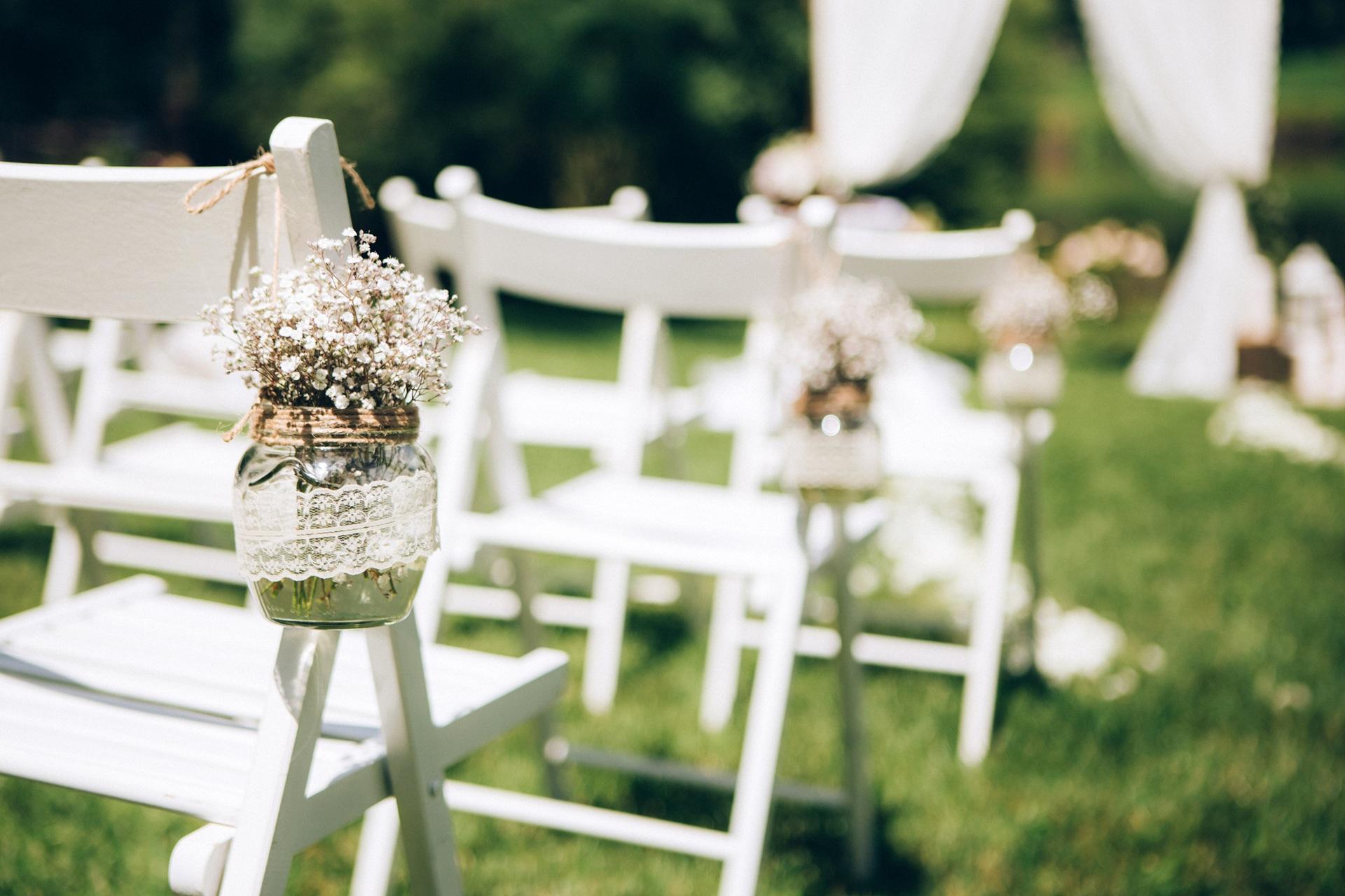 Stuhldekoration bei Hochzeit im Garten | Tischdecken mieten


