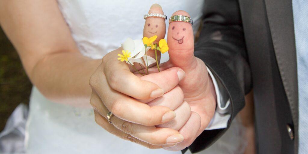 Humorvolles Hochzeitsfoto mit Ringen | Tischdecken mieten