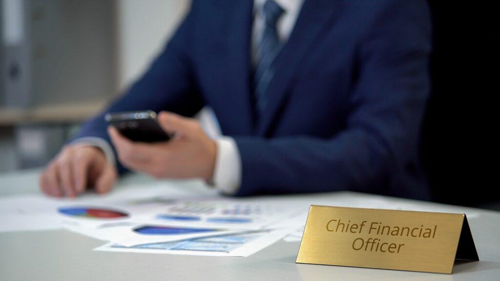 CFO am Schreibtisch mit Unterlagen | Lohnbuchhaltung