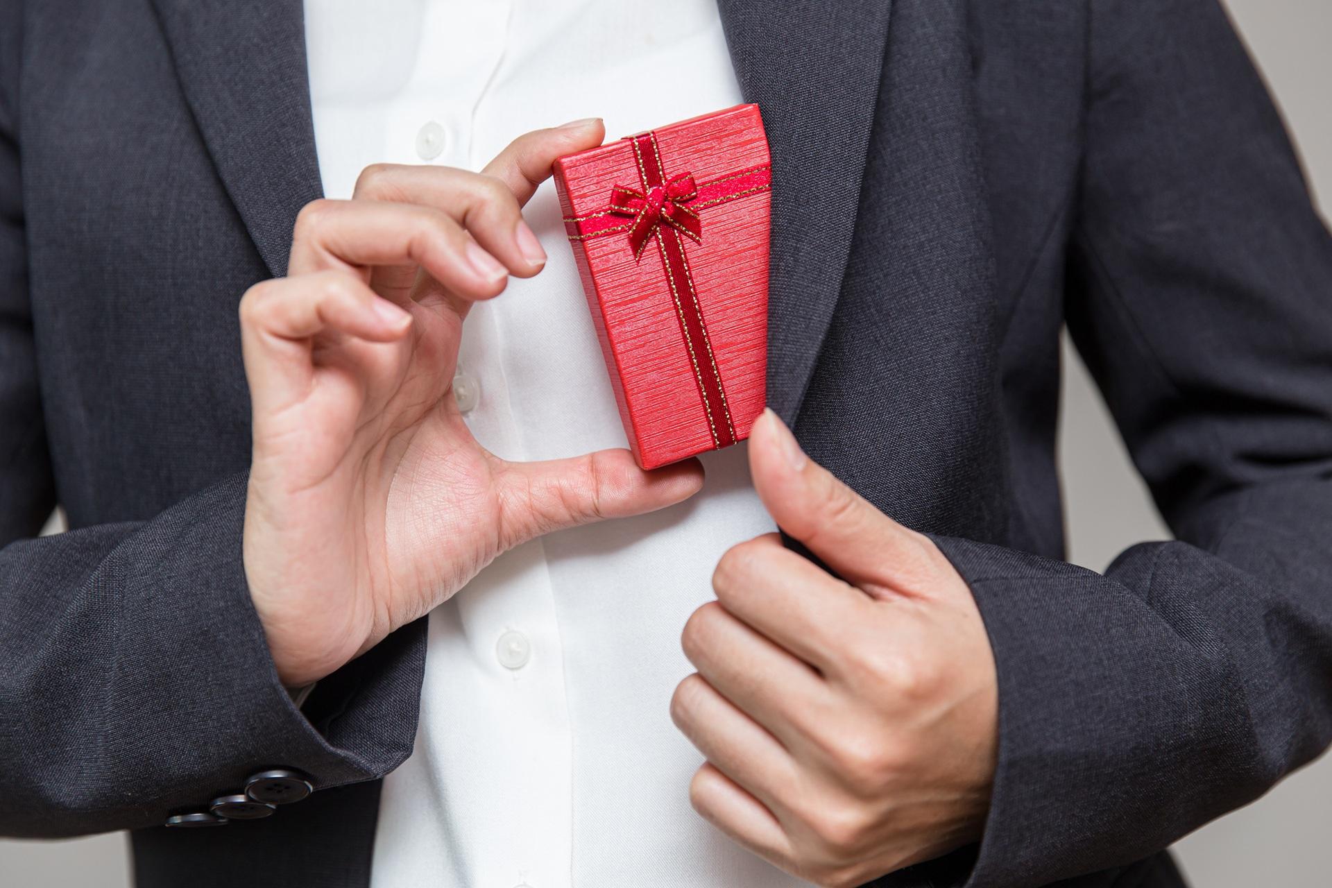 Rote Box in Businesshand | Geburtstagsgeschenk