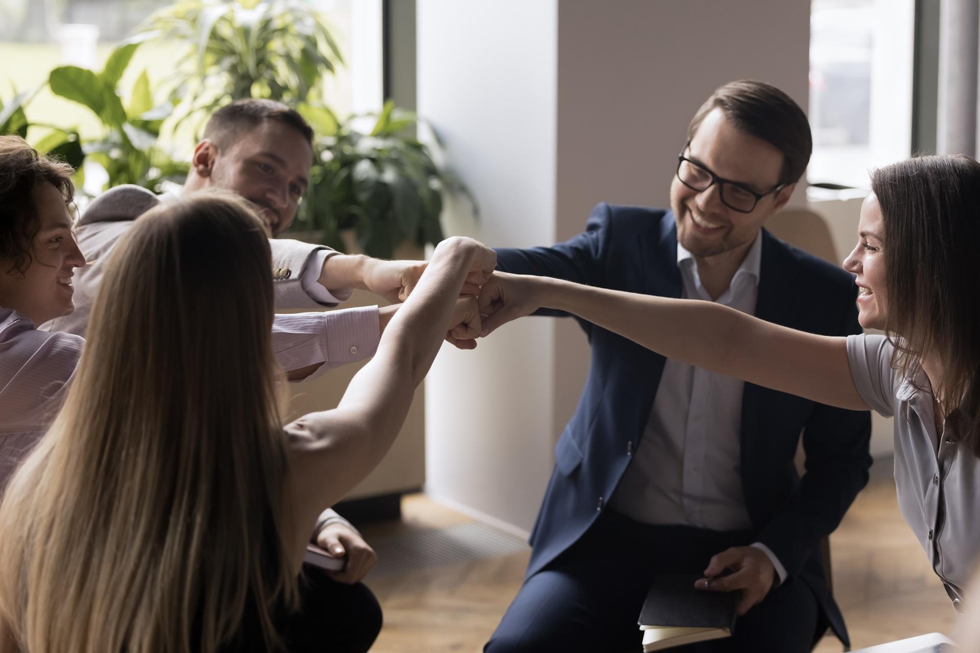 Fist-Bump im Teammeeting | Geburtstagsgeschenk