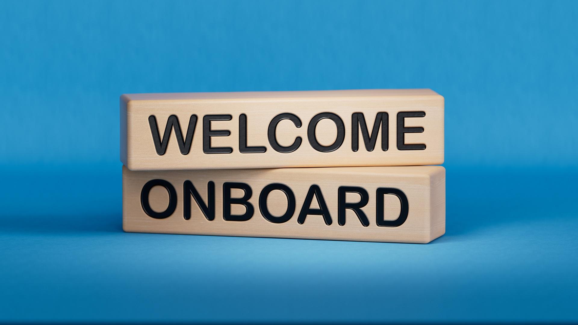 Holzklotz mit Aufschrift Welcome Onboard | BEM (Betriebliche Eingliederungsmanagement)