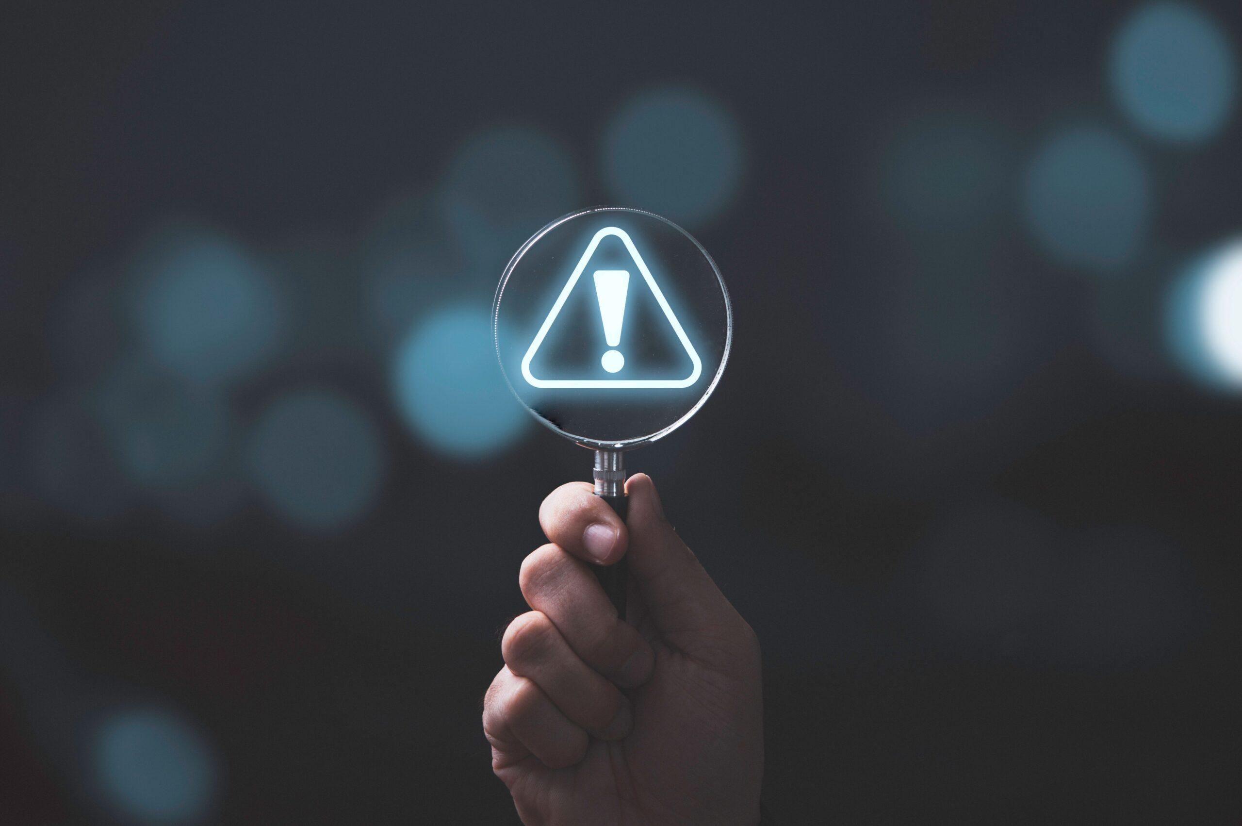 Warnsymbol unter einer Lupe als Hinweis auf Risiken und typische Fehler beim Schreckschusswaffen kaufen